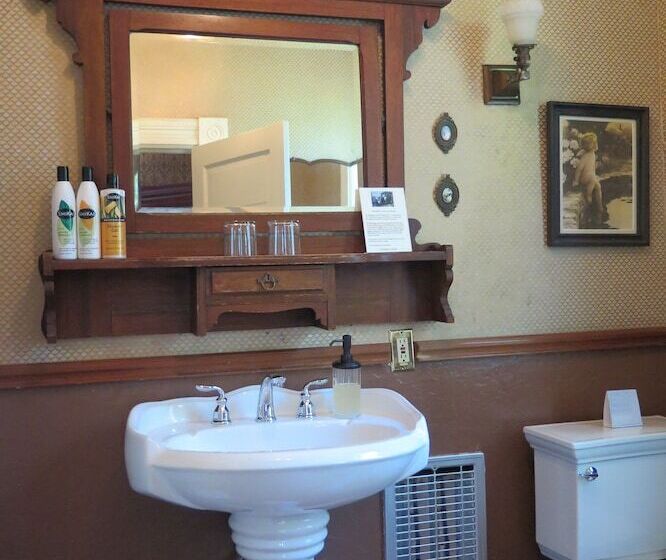 غرفة تنفيذية, Calderwood Inn