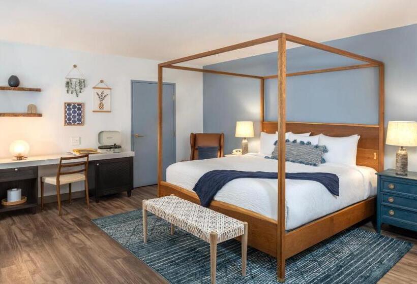 استودیوی لوکس, Cardiff By The Sea Lodge