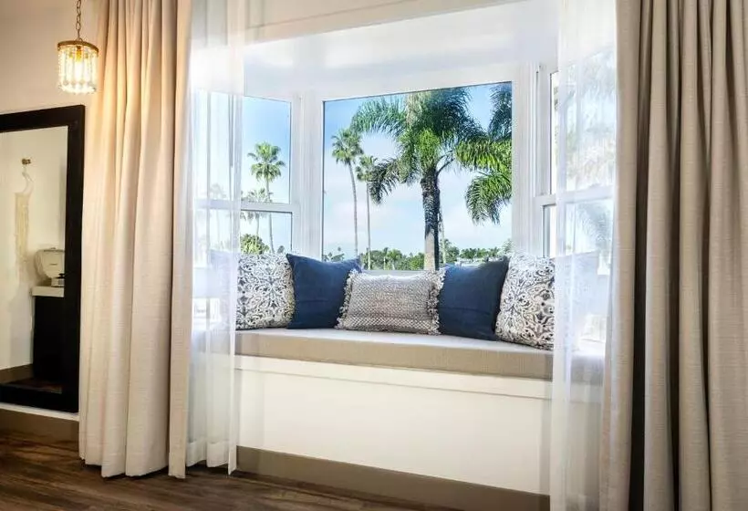 اتاق لوکس با تخت بزرگ, Cardiff By The Sea Lodge