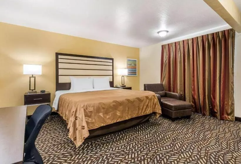 اتاق استاندارد با تخت بزرگ برای معلولان, Quality Inn & Suites Capitola By The Sea