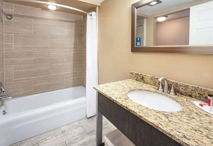 带2个双人床的标准工作室, Super 8 By Wyndham Marysville/port Huron Area