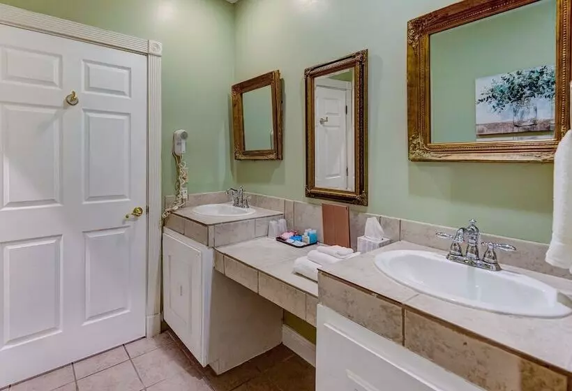 Deluxe Room, The Inn At Cedar Grove
