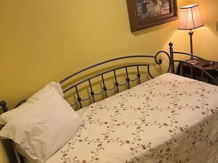 Deluxe Room, The Inn At Cedar Grove
