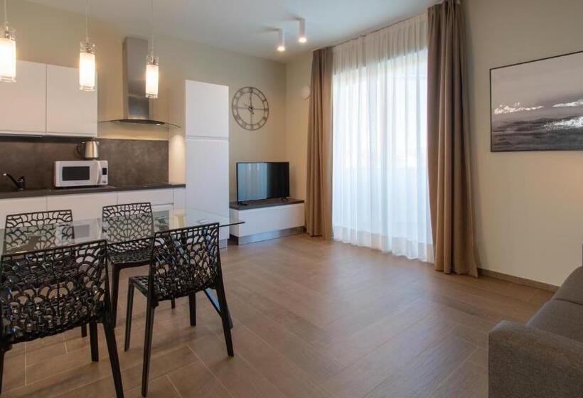 מיטת קינג בסוויטה, Atmosfera Apartments & Suites