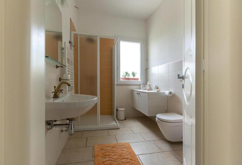 اتاق خانوادگی با سرویس بهداشتی مشترک, Villa Adele B&b