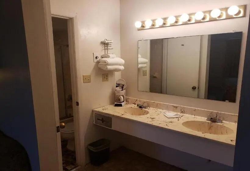 キングサイズベッドのスタンダードルーム, OYO Hotel Whitely City Hwy 27 KY