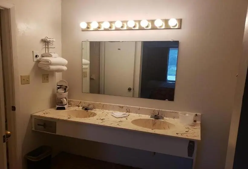 身障者適用キングサイズベッドルーム, OYO Hotel Whitely City Hwy 27 KY
