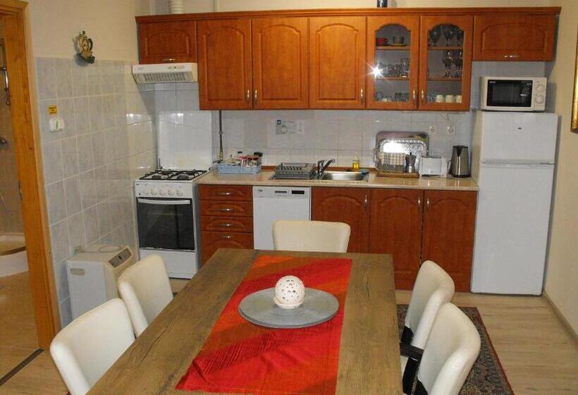 Семейный Номер Вид на Сад, Ezüsthíd Apartman