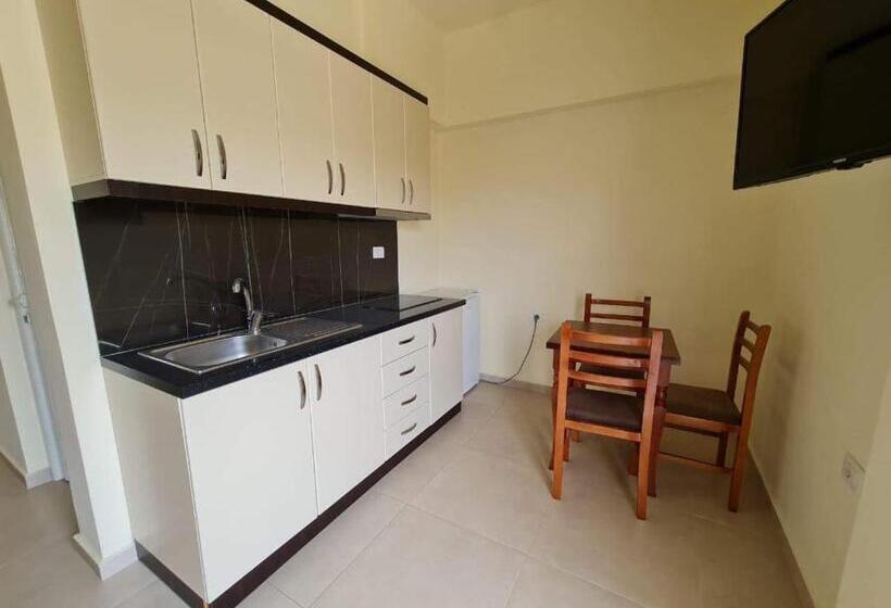 Camera Tripla Deluxe, Rest Hour