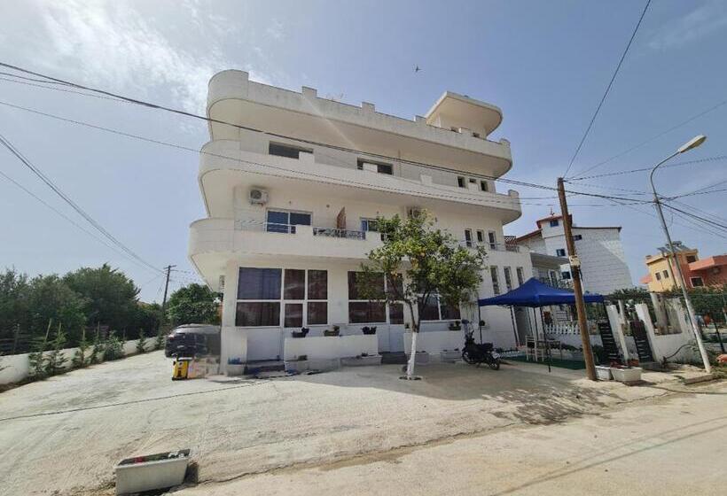 Camera Tripla Deluxe, Rest Hour