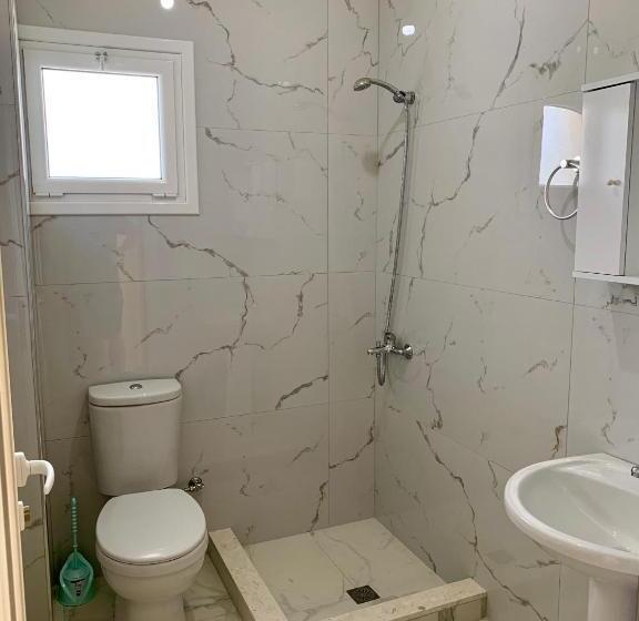 Camera Tripla Deluxe, Rest Hour