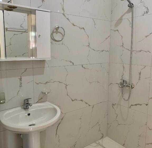 Camera Deluxe, Rest Hour