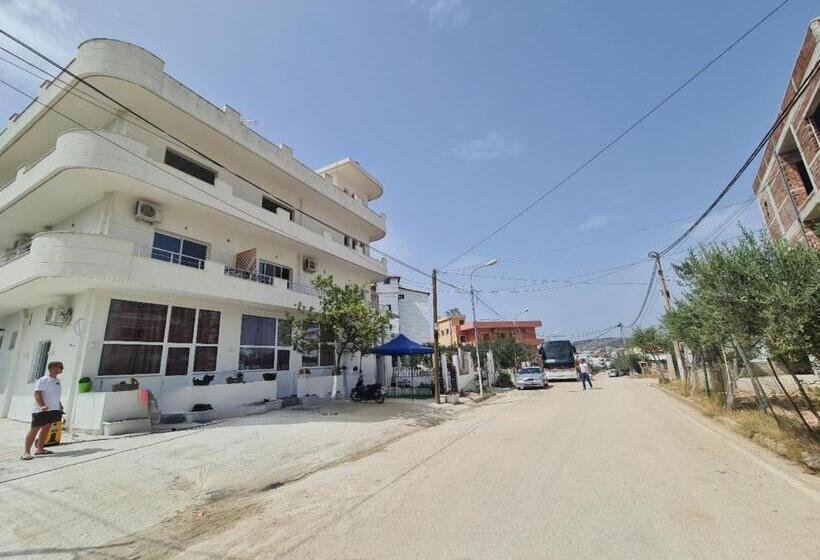 Monolocale Deluxe, Rest Hour