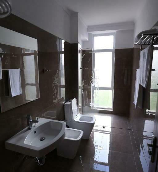 מיטת קינג בסוויטה, British Hotel Pogradec