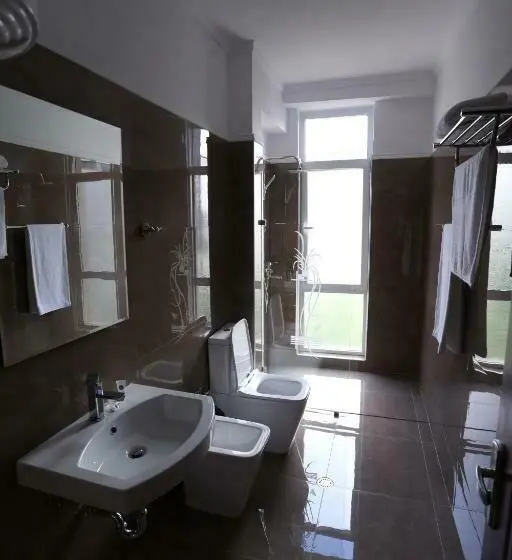 سوئیت با تخت بزرگ, British Hotel Pogradec