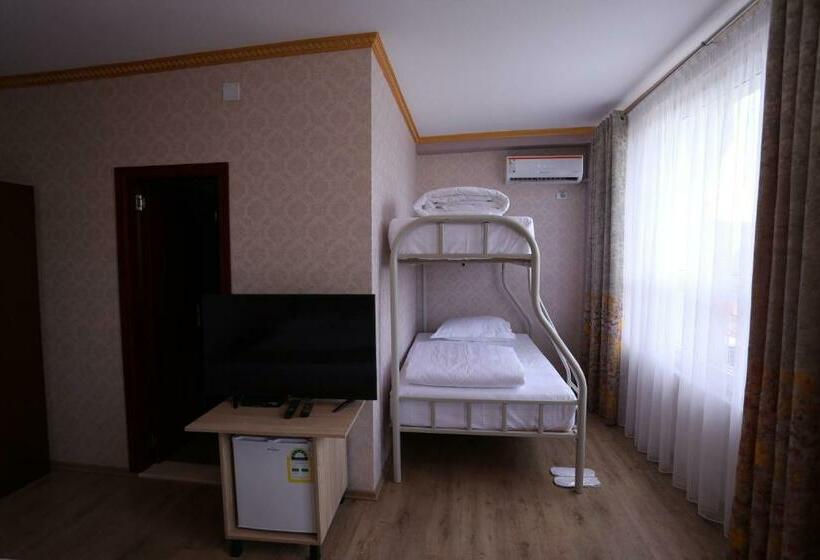 家庭间, British Hotel Pogradec