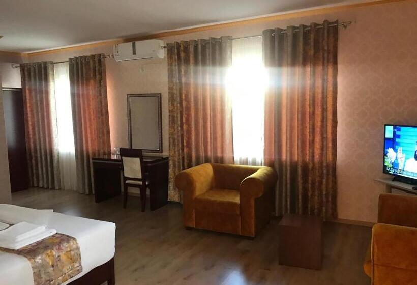 מיטת קינג בסוויטה, British Hotel Pogradec