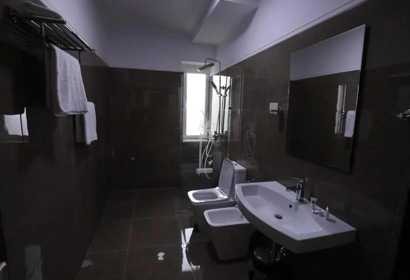 اتاق خانوادگی, British Hotel Pogradec