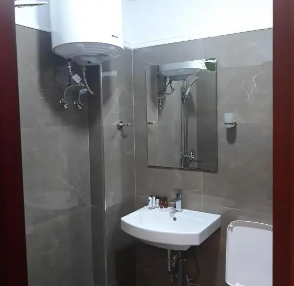 اتاق خانوادگی, British Hotel Pogradec