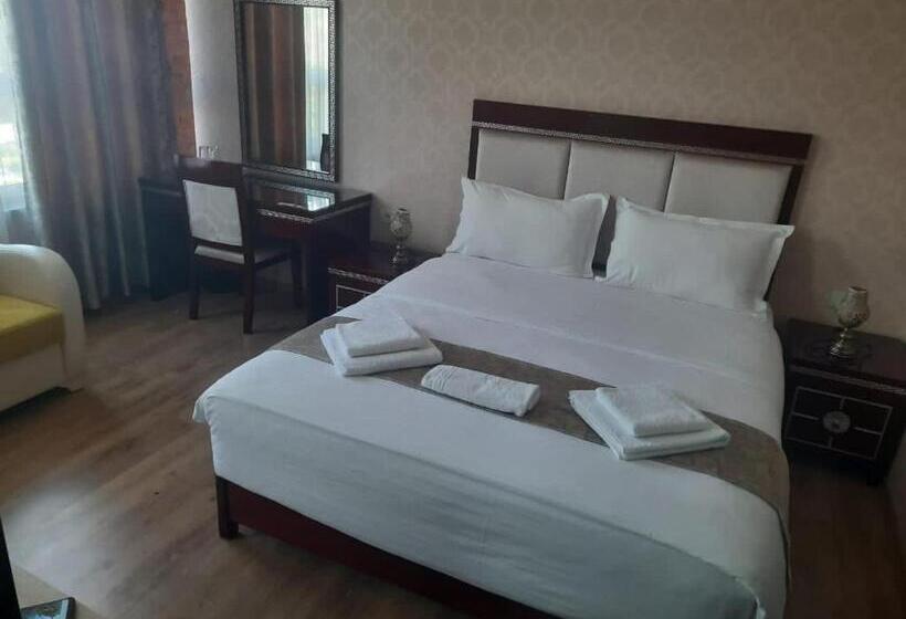 חדר משפחתי, British Hotel Pogradec