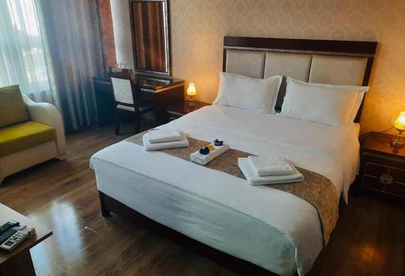 חדר משפחתי, British Hotel Pogradec