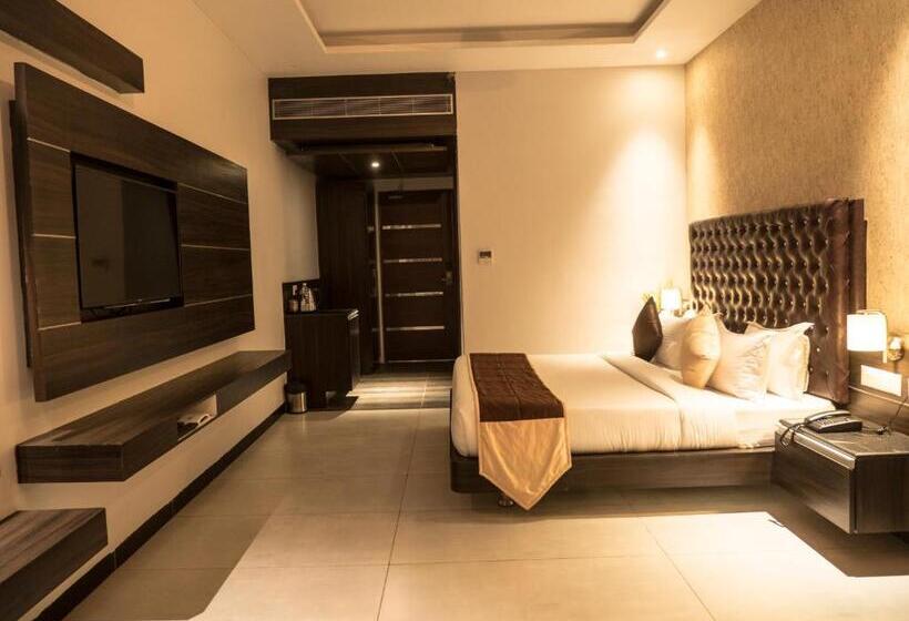 Номер Deluxe, Mary Land Velankanni