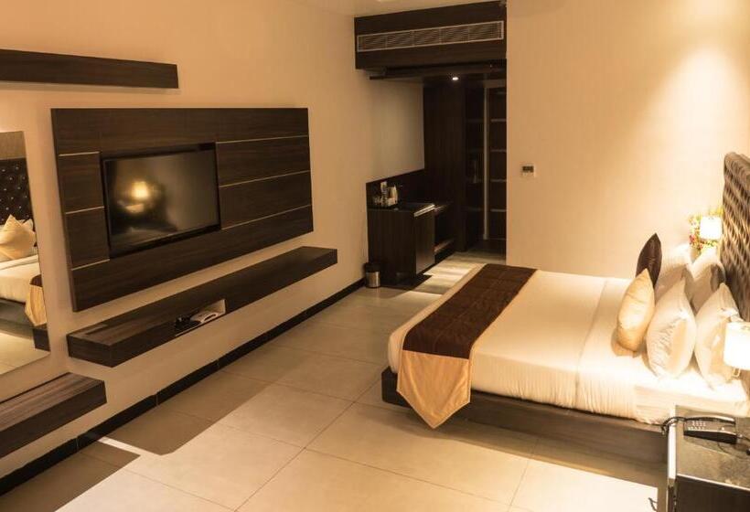 Номер Deluxe, Mary Land Velankanni