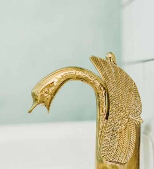 豪华家庭房间, The Crooked Swan