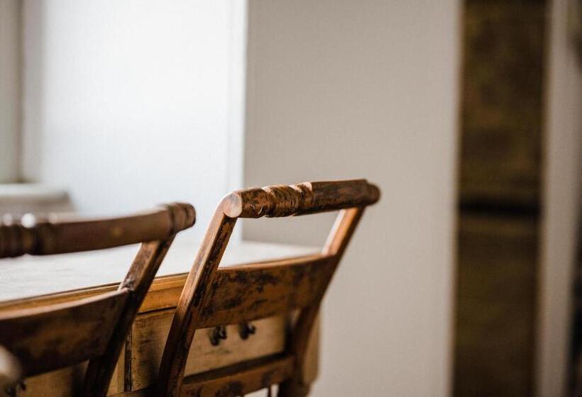 豪华家庭房间, The Crooked Swan