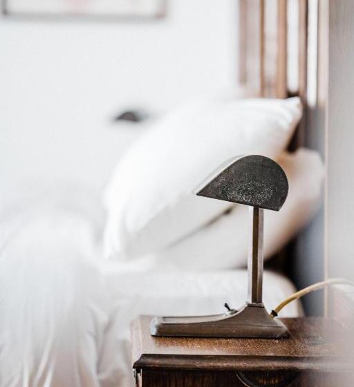 豪华家庭房间, The Crooked Swan