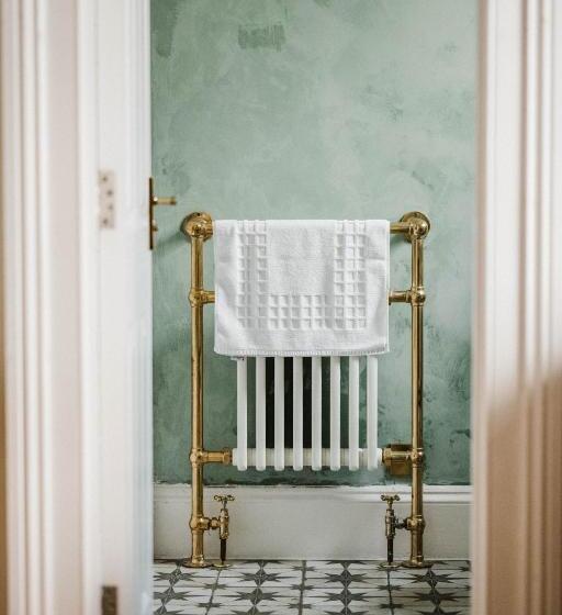 豪华家庭房间, The Crooked Swan