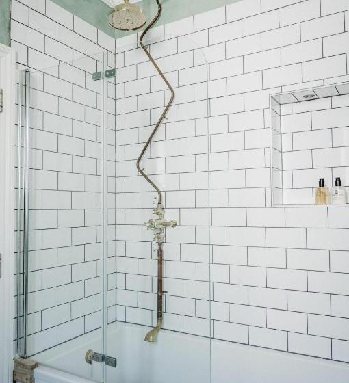 豪华家庭房间, The Crooked Swan