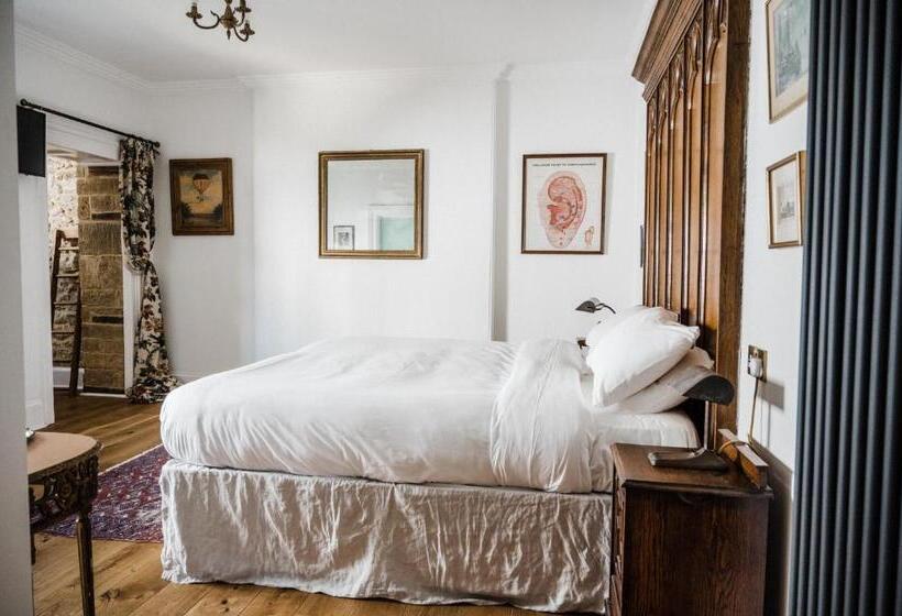 豪华家庭房间, The Crooked Swan