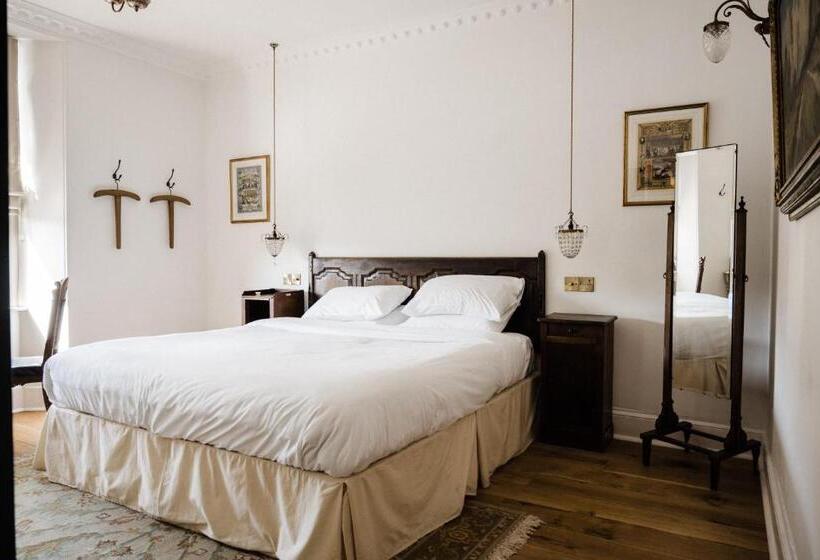 高级大房间, The Crooked Swan