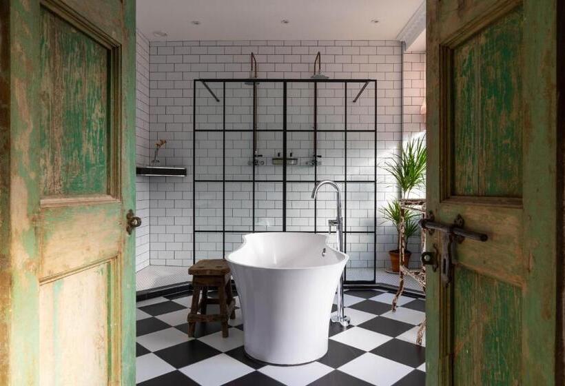 高级大房间, The Crooked Swan