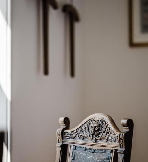 高级大房间, The Crooked Swan