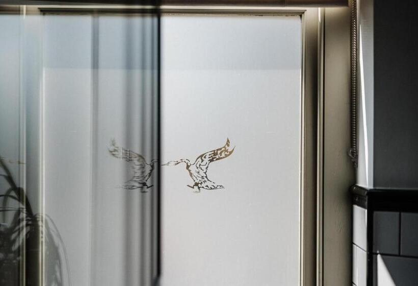 高级大房间, The Crooked Swan