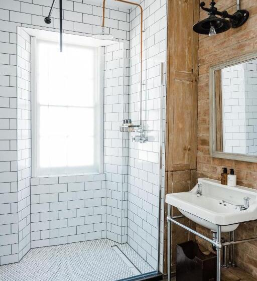 豪华房间, The Crooked Swan