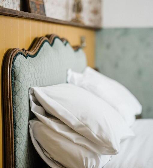 豪华房间, The Crooked Swan