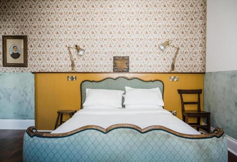 豪华房间, The Crooked Swan