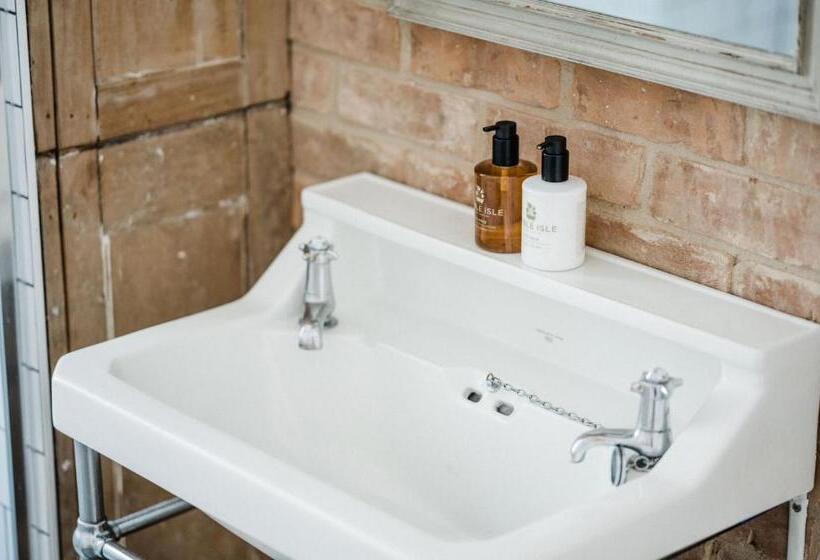 豪华房间, The Crooked Swan