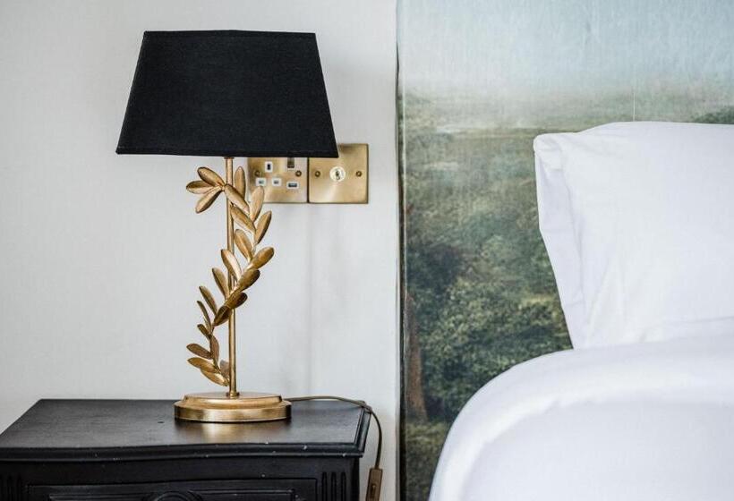 豪华房间, The Crooked Swan