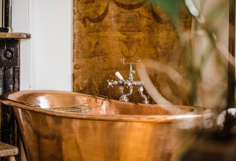 带大床的高级房间, The Crooked Swan