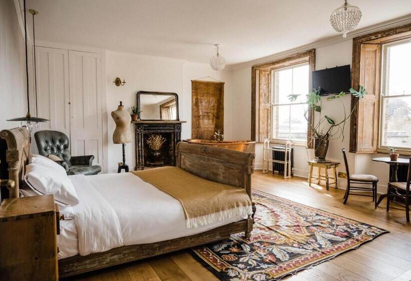 带大床的高级房间, The Crooked Swan