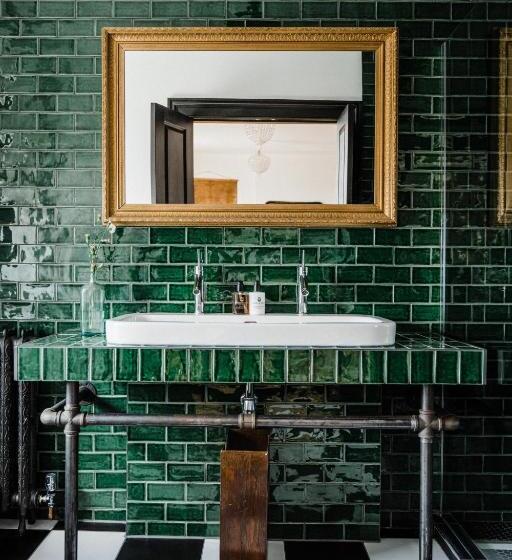 带大床的高级房间, The Crooked Swan