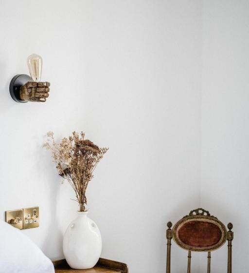 高级大房间, The Crooked Swan