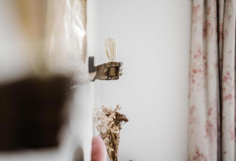 高级大房间, The Crooked Swan