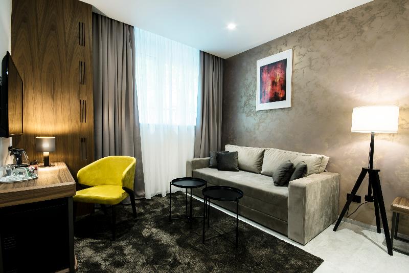 豪华房间, The Crooked Swan