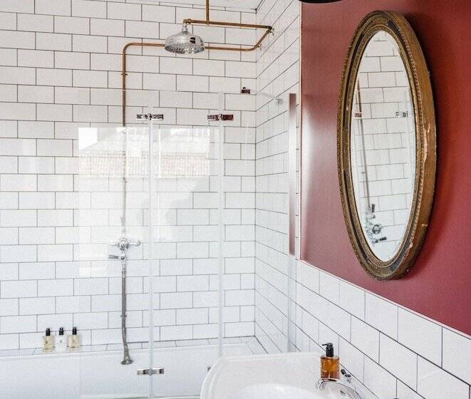 豪华房间, The Crooked Swan