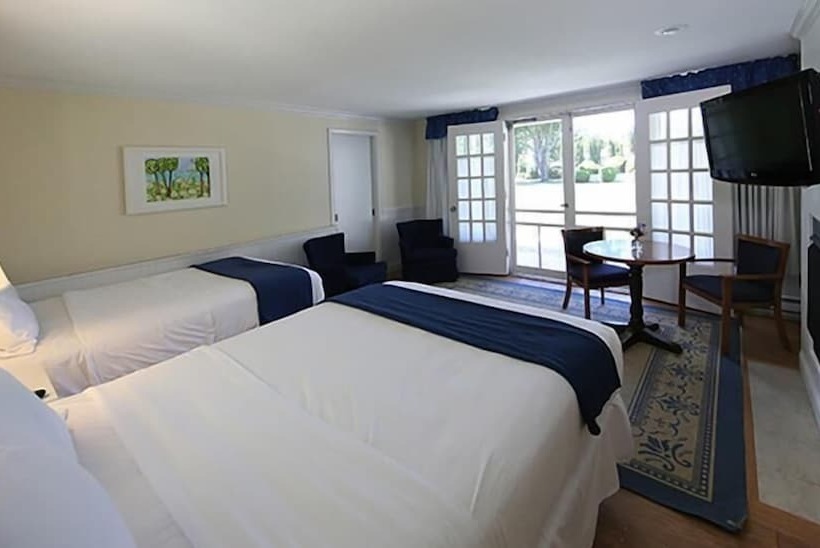 غرفة أساسية, Colonial Inn Harbor Springs